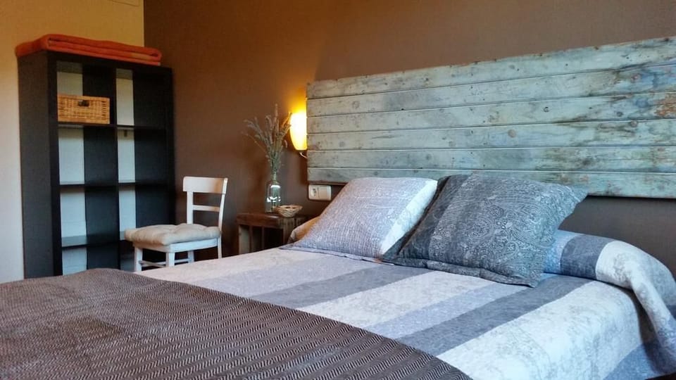 Double Room, Shared Bathroom | WiFi (free), bed sheets