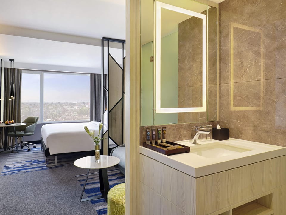 Superior Studio, 1 King Bed | Desk, laptop workspace, blackout drapes, soundproofing