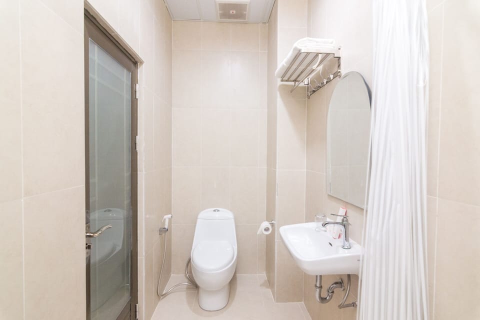 Shower, free toiletries, towels