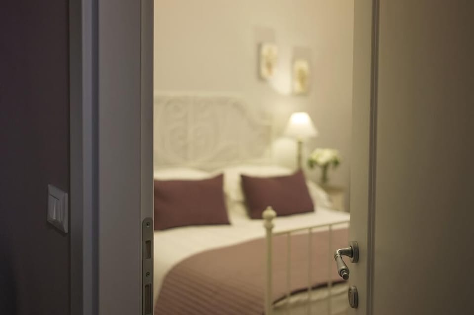 Double Room | Soundproofing, free cribs/infant beds, free WiFi, bed sheets