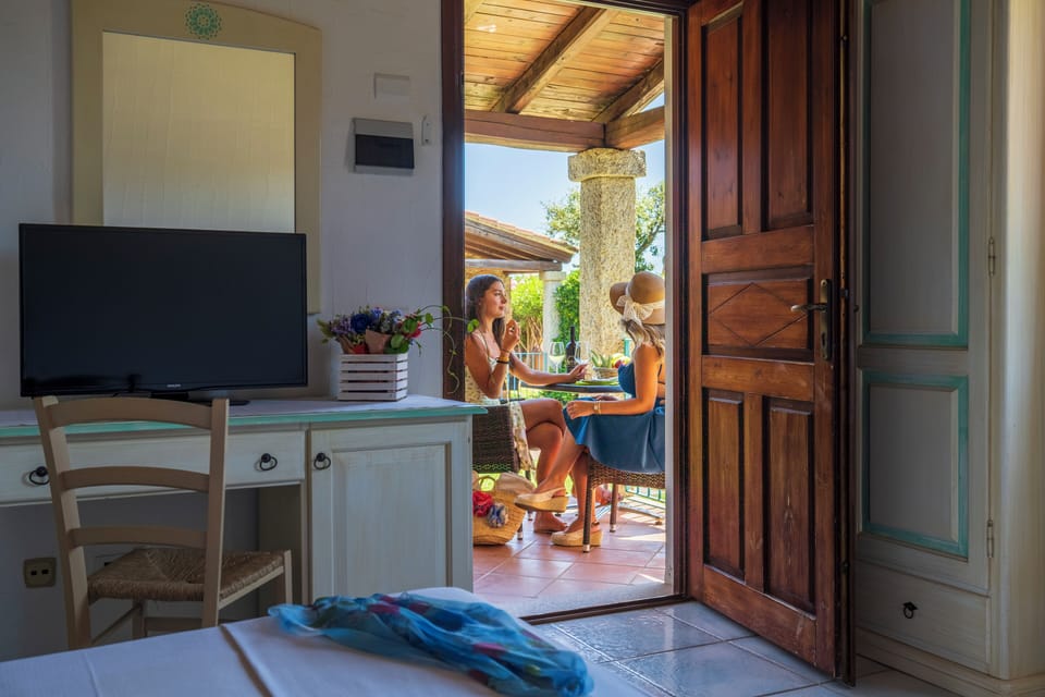 Minibar, in-room safe, bed sheets