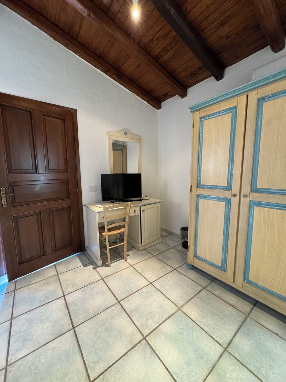 Minibar, in-room safe, bed sheets