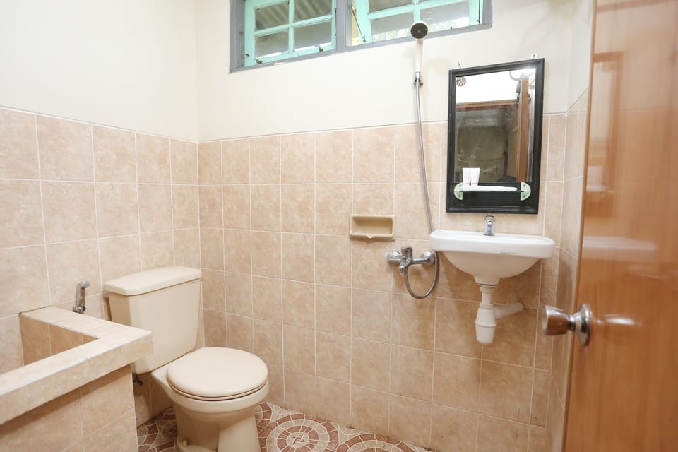 Standard Twin Room | Bathroom | Shower, free toiletries, towels, soap