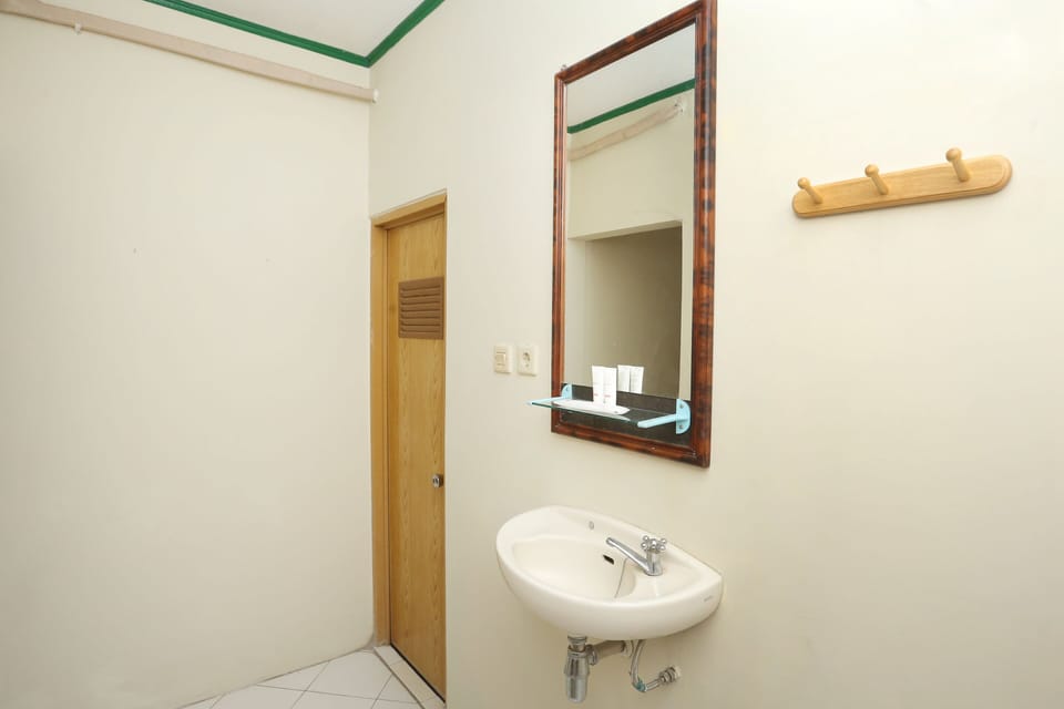Superior Suite | Bathroom | Shower, free toiletries, towels, soap