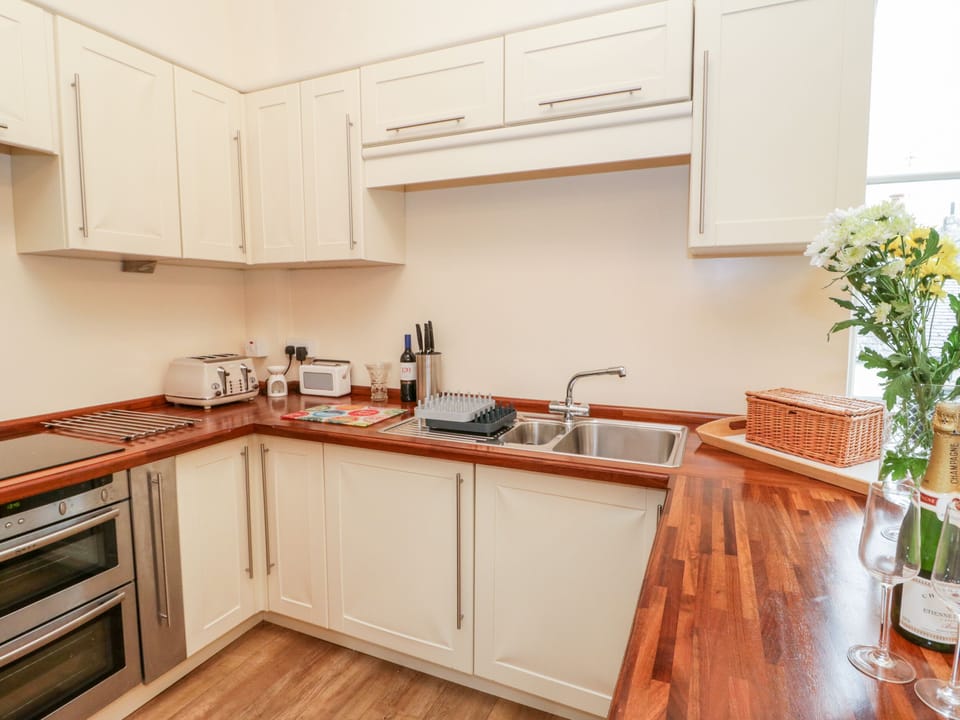 Cottage | Private kitchen | Dishwasher, electric kettle, toaster, highchair