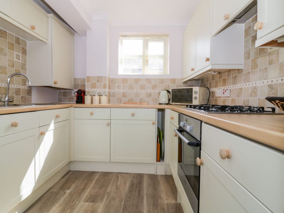 Cottage | Private kitchen | Fridge, microwave, dishwasher, highchair