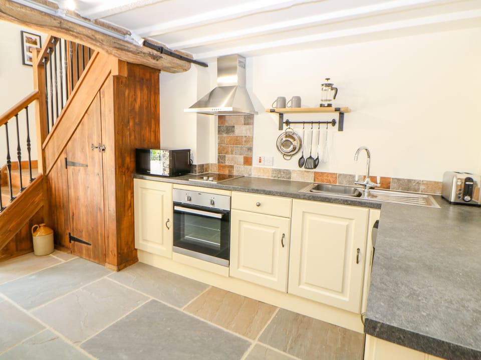 Cottage | Private kitchen | Oven, stovetop, electric kettle, toaster