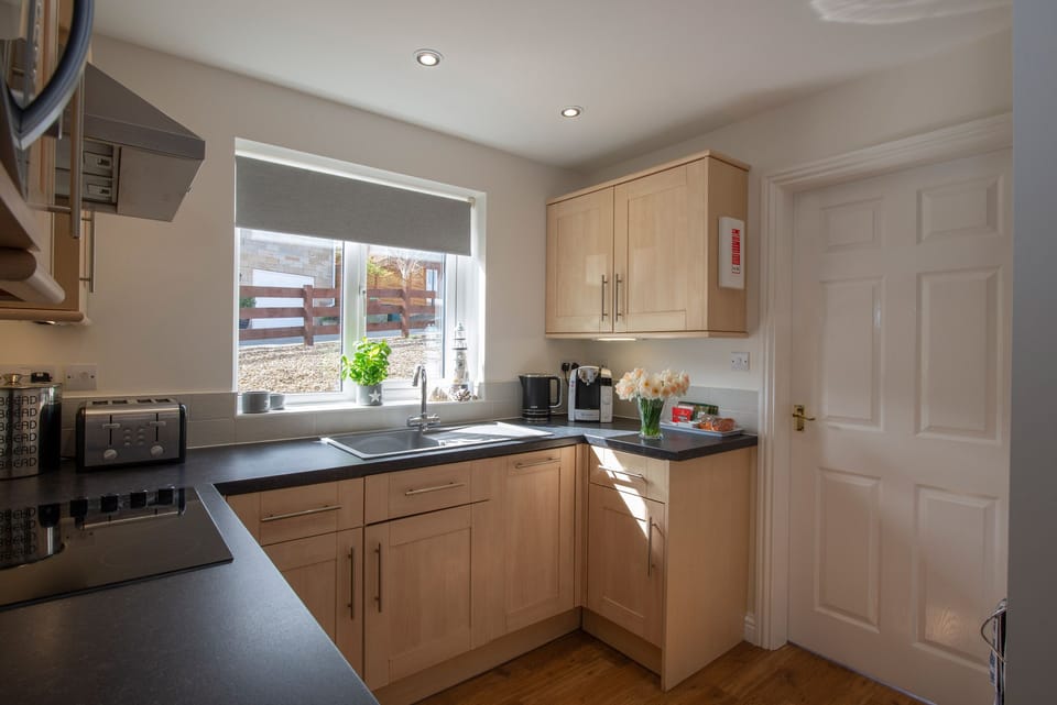 Cottage | Private kitchen | Dishwasher, highchair, cookware/dishes/utensils