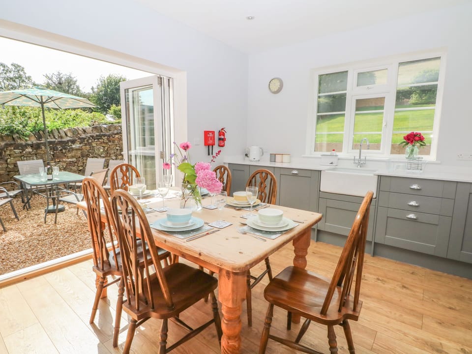 Cottage | Private kitchen | Microwave, dishwasher, electric kettle, toaster