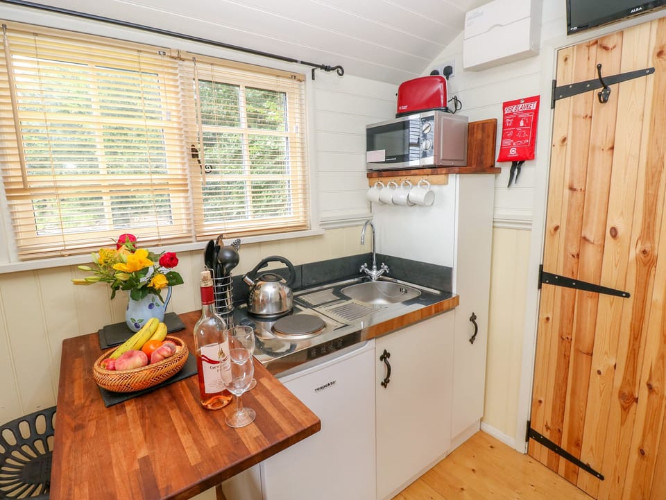 Cottage | Private kitchen | Fridge, microwave, stovetop, electric kettle