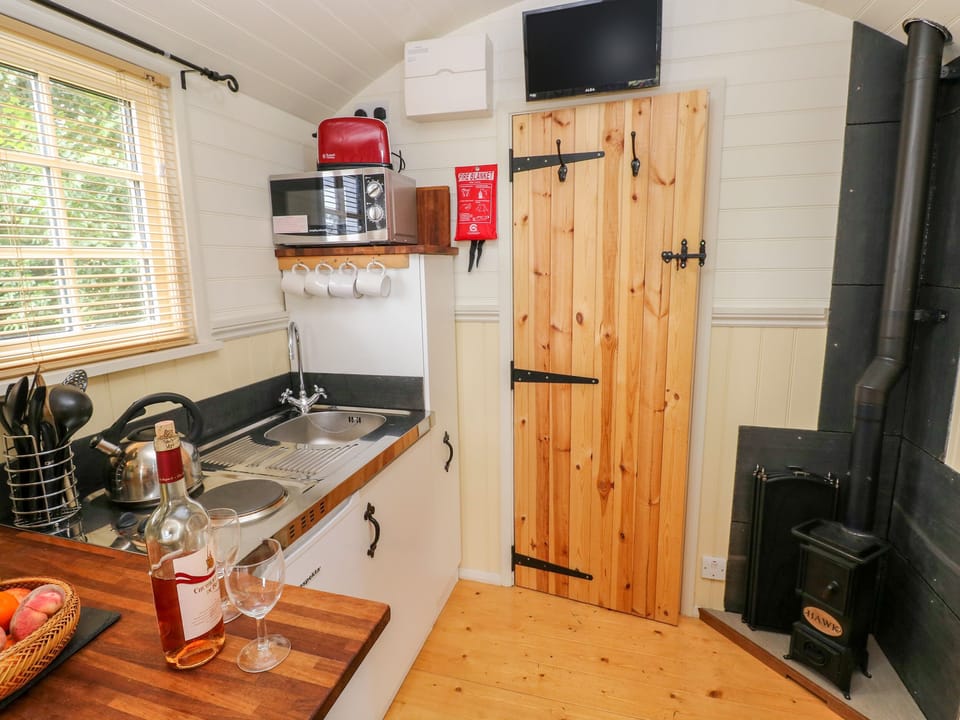 Cottage | Private kitchen | Fridge, microwave, stovetop, electric kettle