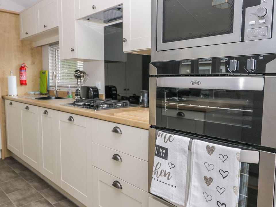 Cottage | Private kitchen | Microwave, dishwasher, electric kettle, toaster