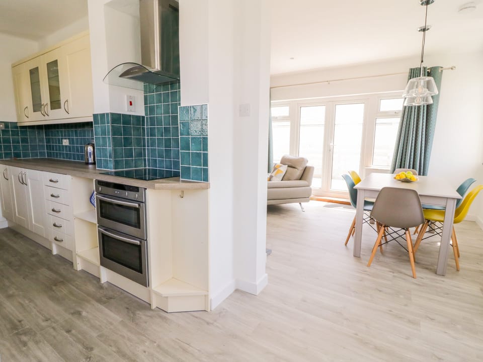 Cottage | Private kitchen | Microwave, dishwasher, electric kettle, toaster