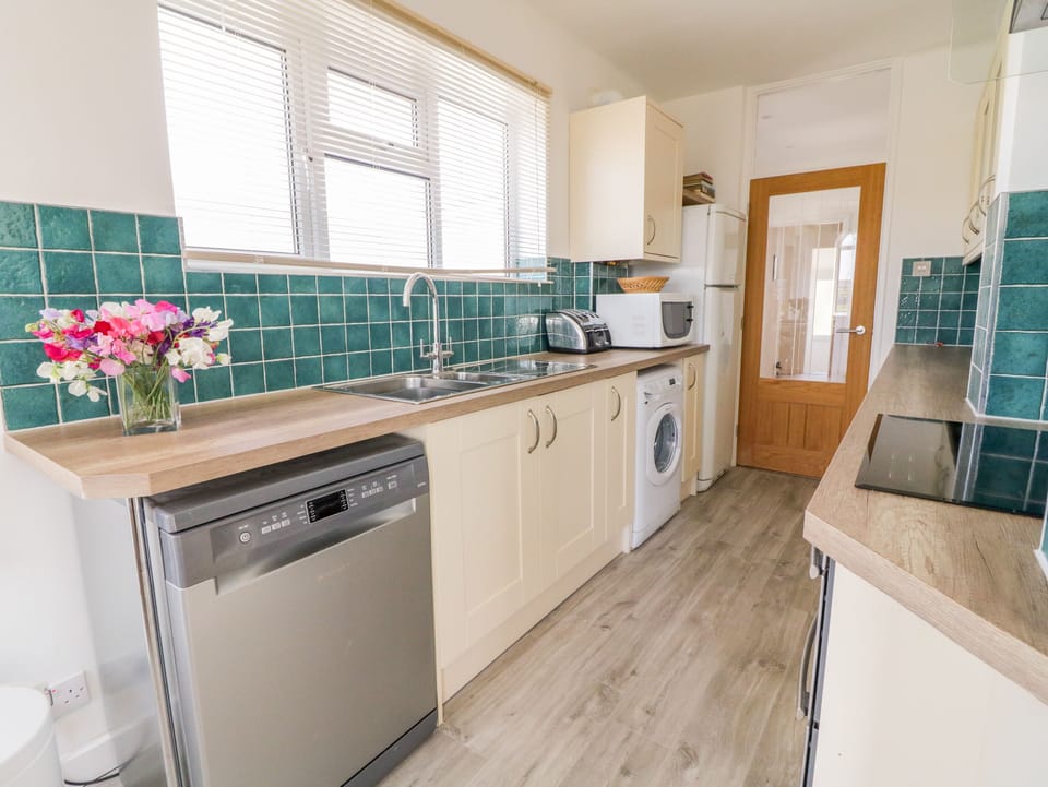 Cottage | Private kitchen | Microwave, dishwasher, electric kettle, toaster