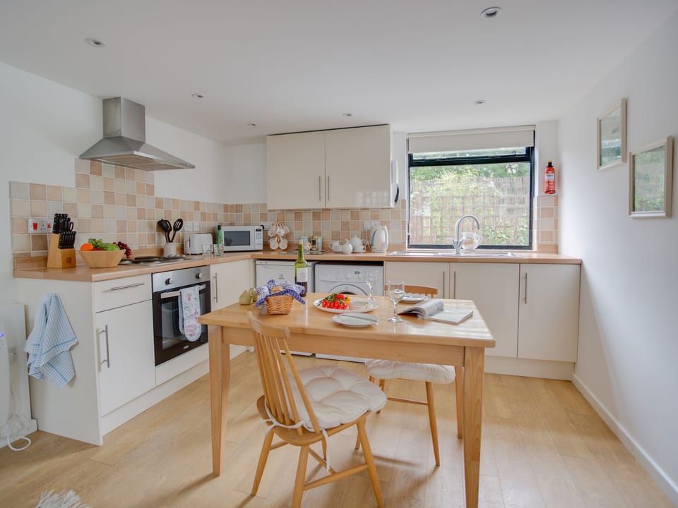 Cottage | Private kitchen | Fridge, cookware/dishes/utensils