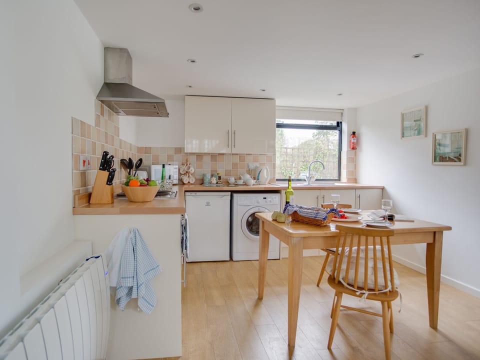 Cottage | Private kitchen | Fridge, cookware/dishes/utensils