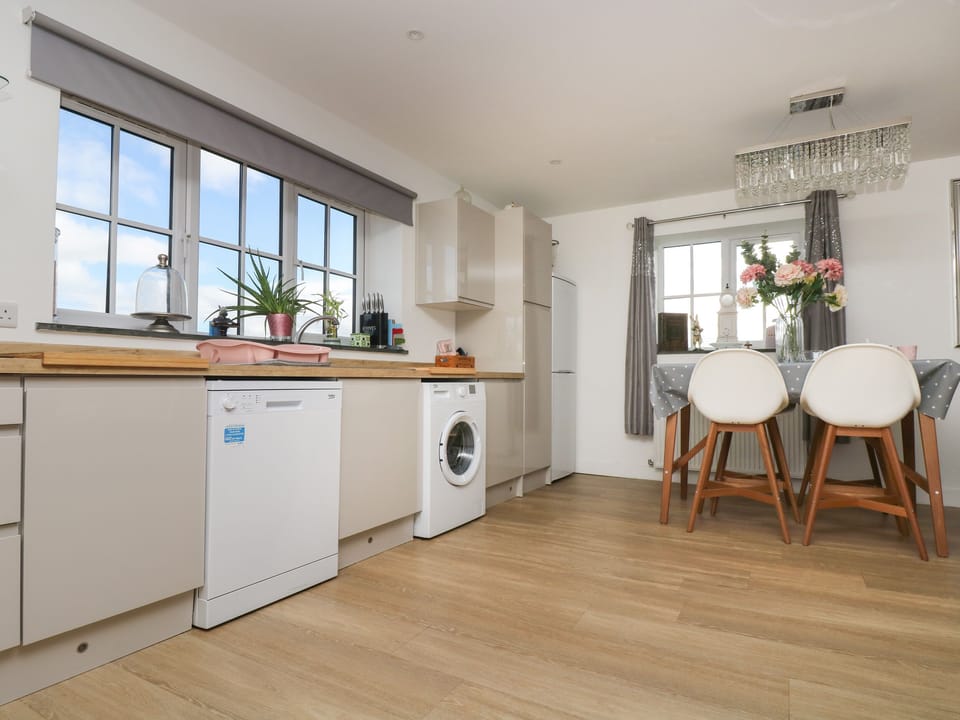 Cottage | Private kitchen | Dishwasher, cookware/dishes/utensils