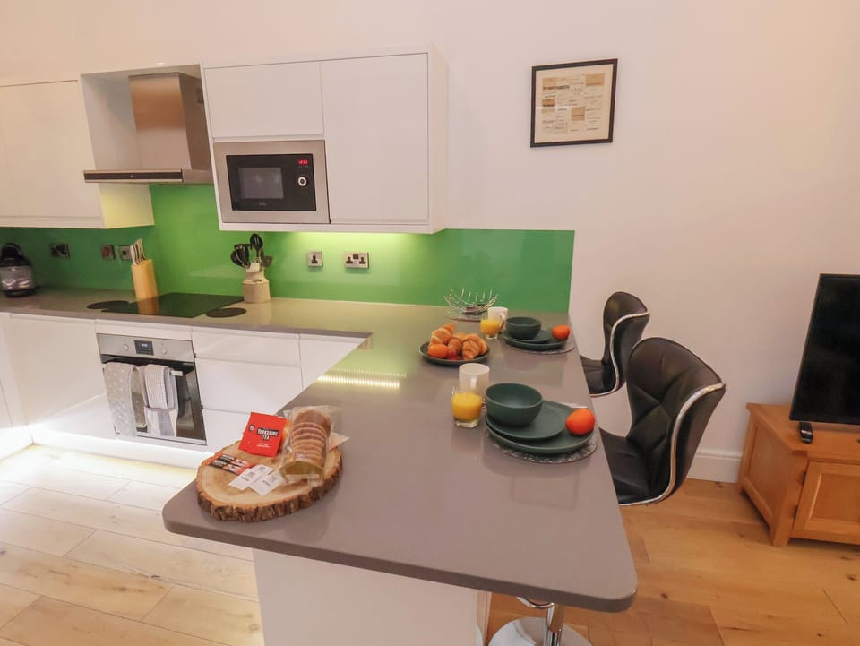 Cottage | Private kitchen | Microwave, dishwasher, electric kettle, toaster
