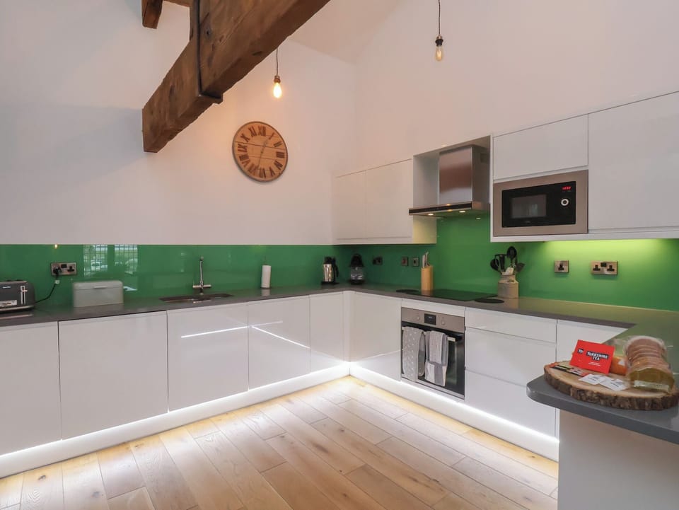 Cottage | Private kitchen | Microwave, dishwasher, electric kettle, toaster