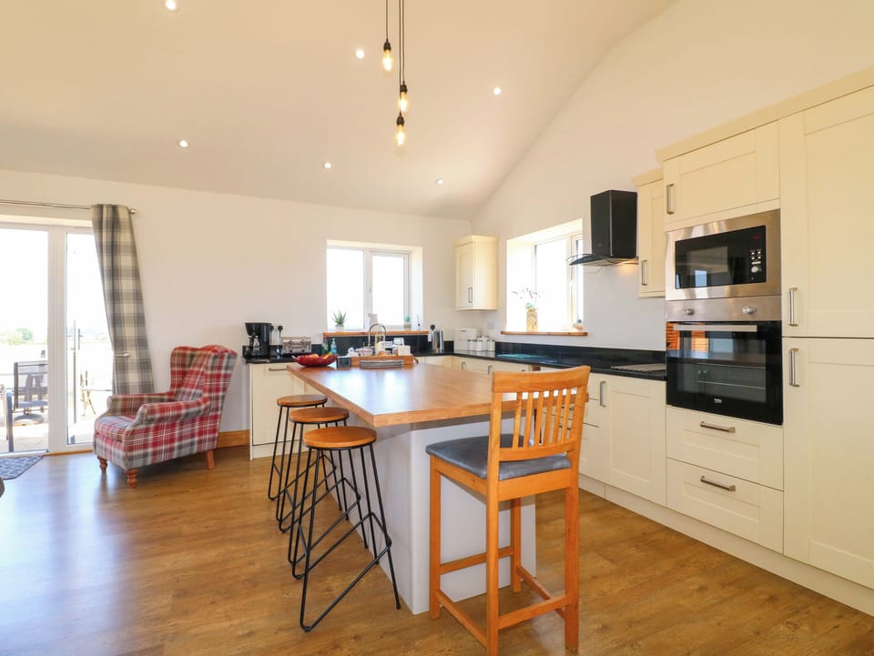 Cottage | Private kitchen | Dishwasher, cookware/dishes/utensils