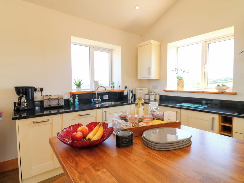 Cottage | Private kitchen | Dishwasher, cookware/dishes/utensils