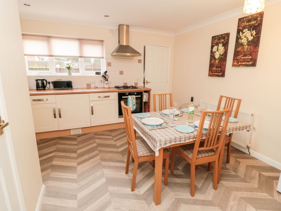 Cottage | Dining