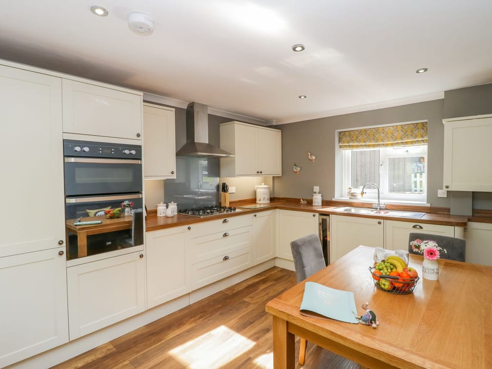 Cottage | Private kitchen | Fridge, dishwasher, cookware/dishes/utensils