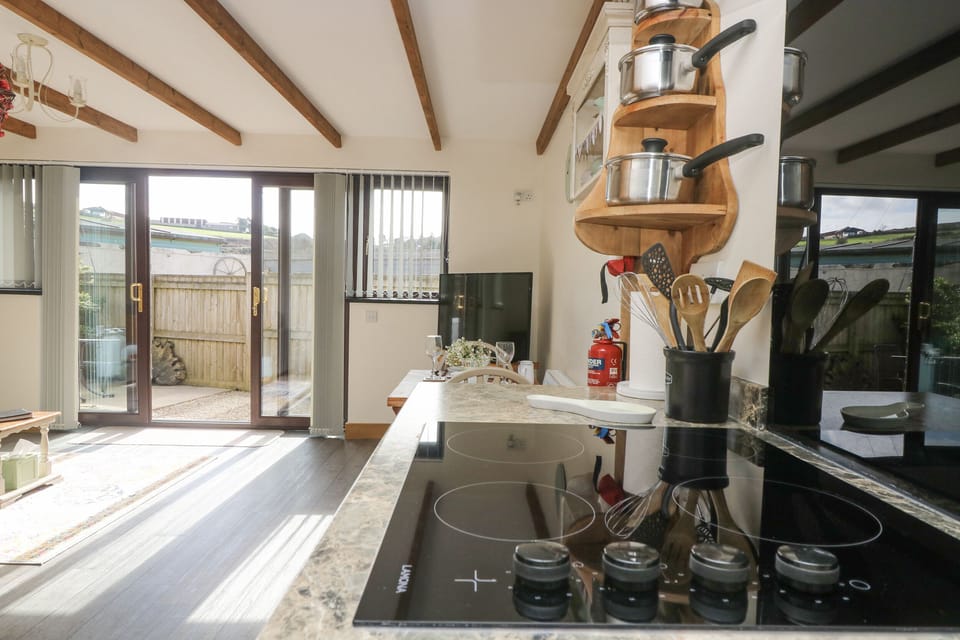 Cottage | Private kitchen | Dishwasher, cookware/dishes/utensils