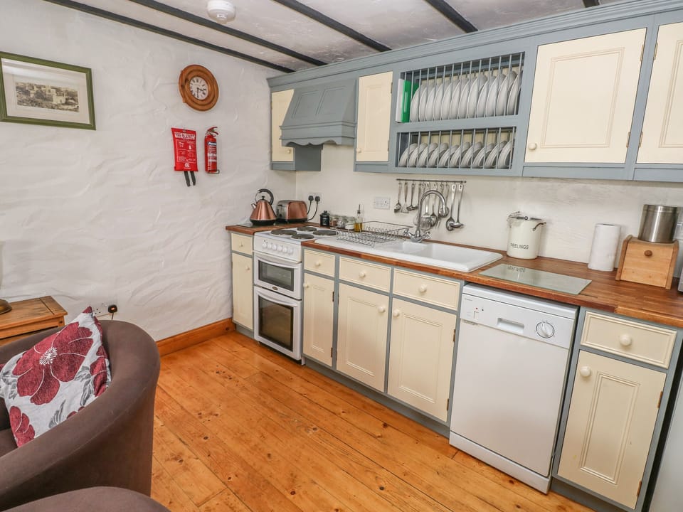 Cottage | Private kitchen | Microwave, stovetop, dishwasher, electric kettle