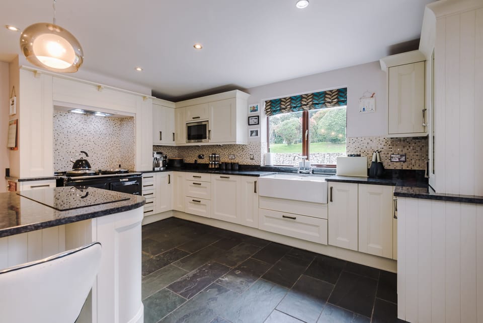 Cottage | Private kitchen | Fridge, microwave, stovetop, dishwasher