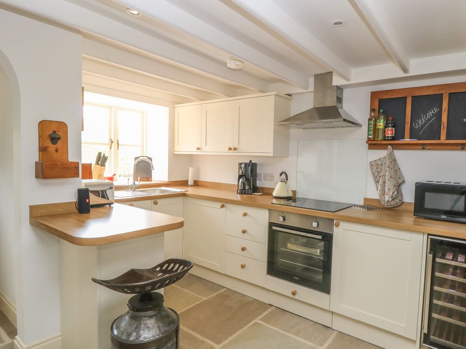 Cottage | Private kitchen | Dishwasher, highchair, cookware/dishes/utensils