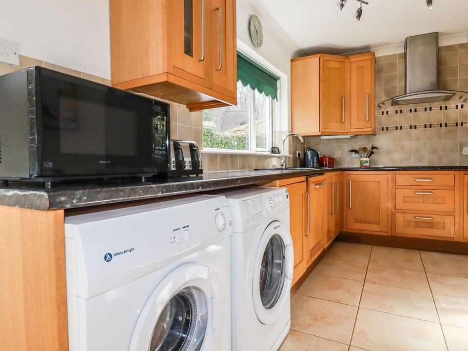 Cottage | Private kitchen | Microwave, stovetop, dishwasher, highchair