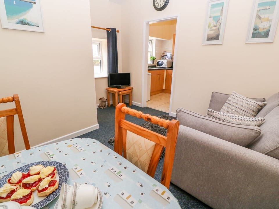 Cottage | Dining