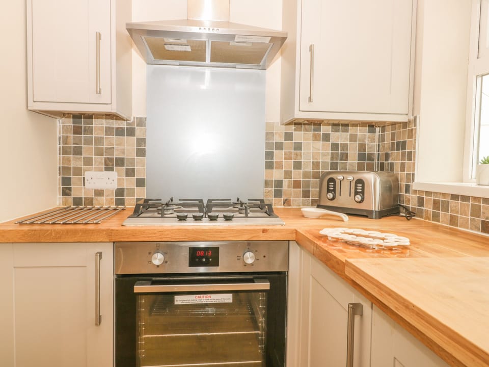 Cottage | Private kitchen | Microwave, dishwasher, toaster, cookware/dishes/utensils