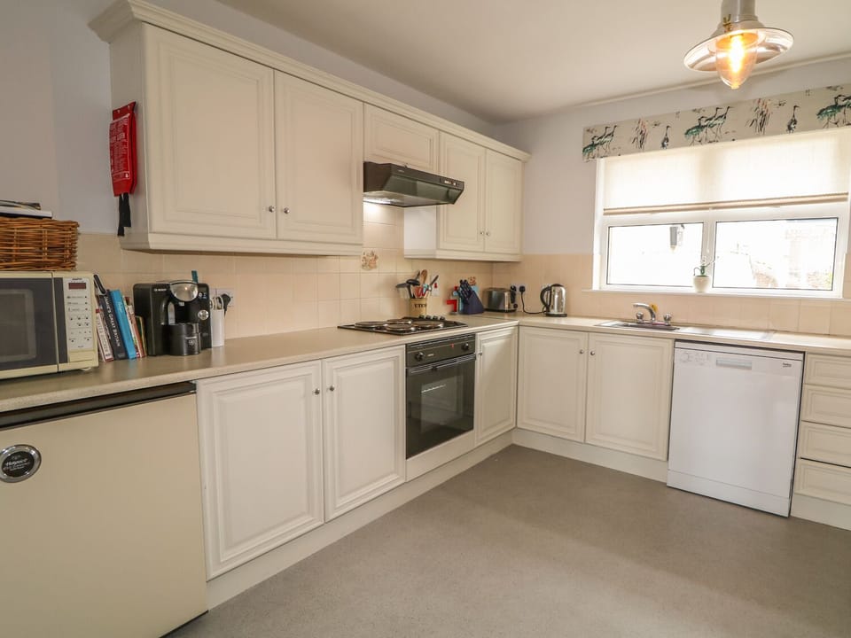 Cottage | Private kitchen | Microwave, dishwasher, toaster, highchair