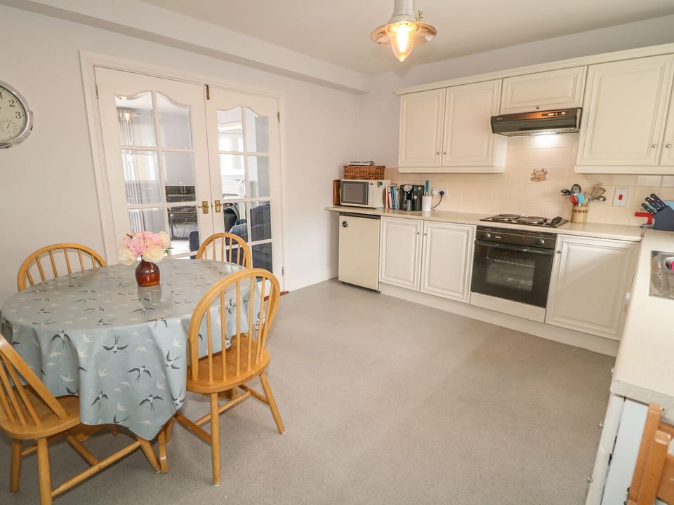 Cottage | Private kitchen | Microwave, dishwasher, toaster, highchair