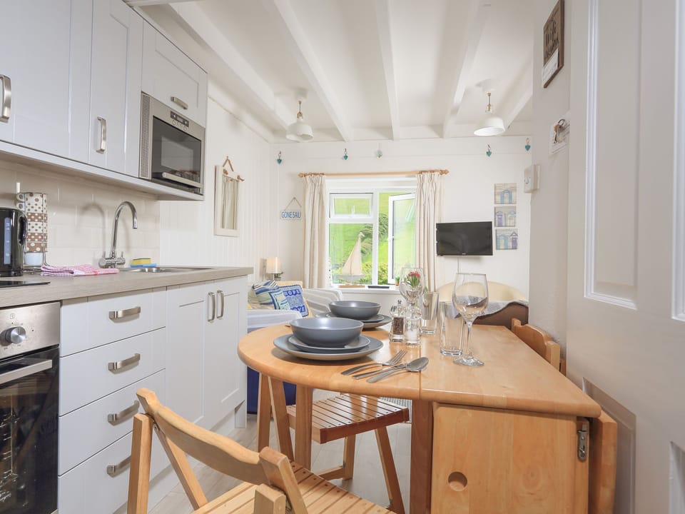Cottage | Private kitchen | Microwave, electric kettle, toaster, cookware/dishes/utensils