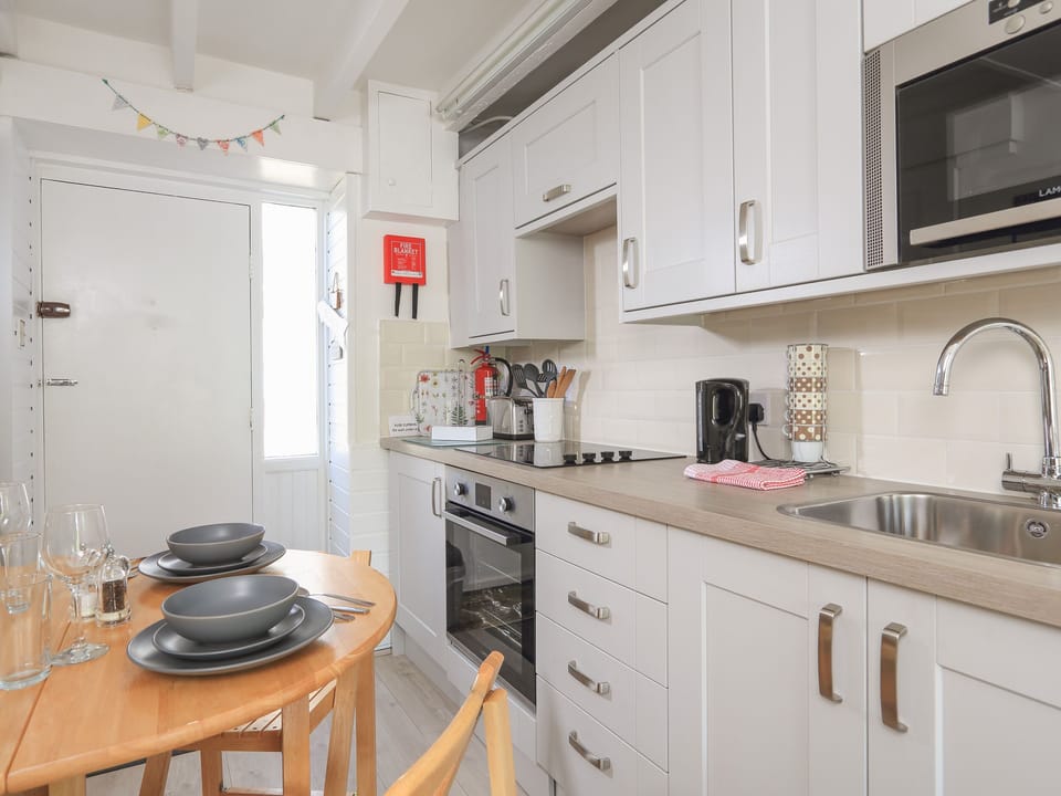Cottage | Private kitchen | Microwave, electric kettle, toaster, cookware/dishes/utensils