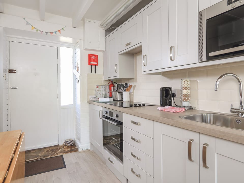 Cottage | Private kitchen | Microwave, electric kettle, toaster, cookware/dishes/utensils