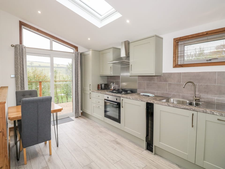 Cottage | Private kitchen | Microwave, stovetop, dishwasher, electric kettle