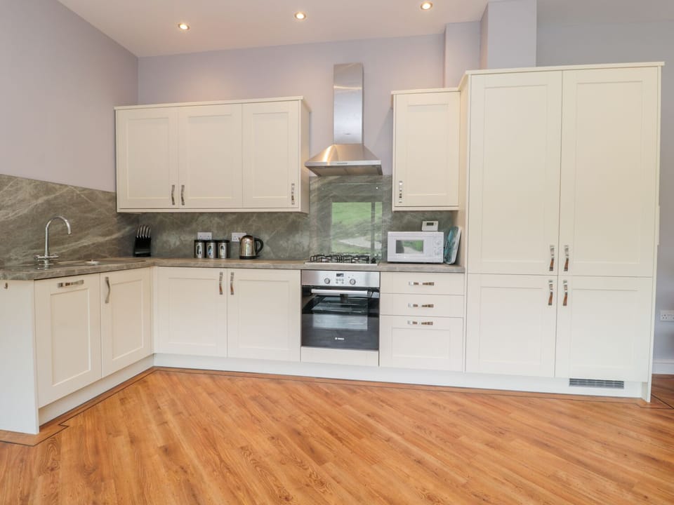 Cottage | Private kitchen | Dishwasher, cookware/dishes/utensils