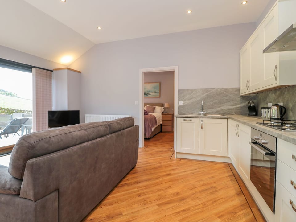 Cottage | Private kitchen | Dishwasher, cookware/dishes/utensils