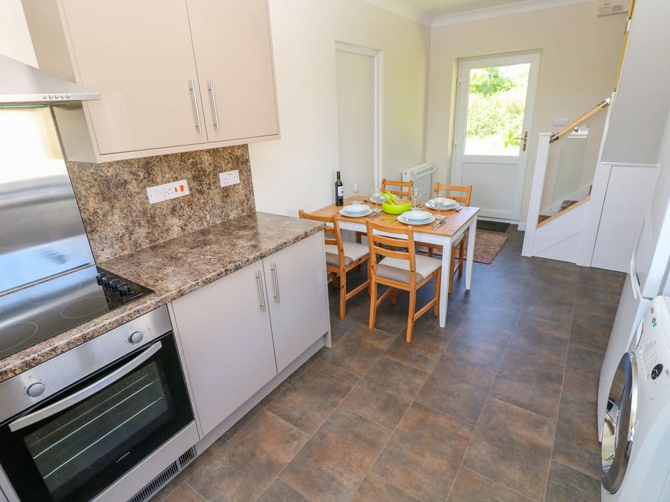 Cottage | Private kitchen | Fridge, microwave, oven, toaster