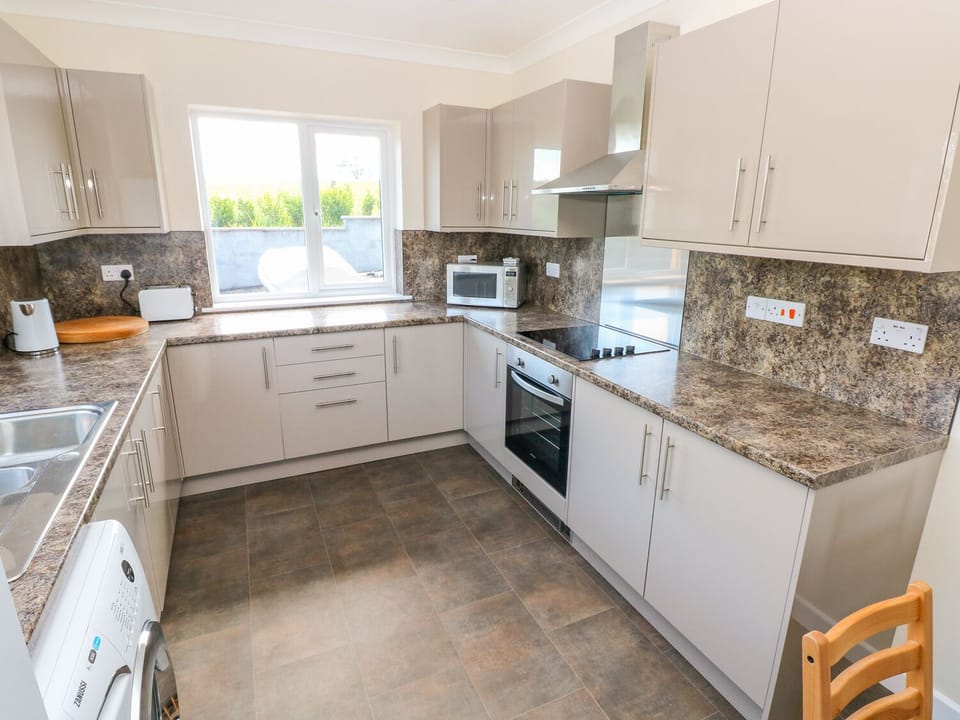 Cottage | Private kitchen | Fridge, microwave, oven, toaster