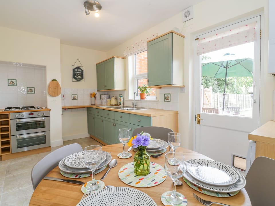 Cottage | Dining