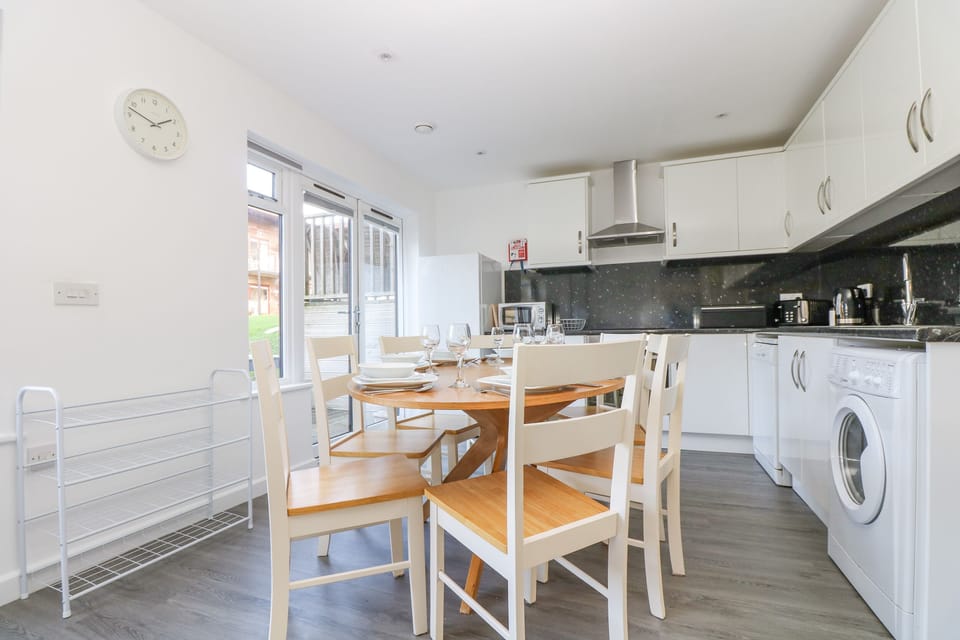 Cottage | Private kitchen | Fridge, microwave, stovetop, dishwasher