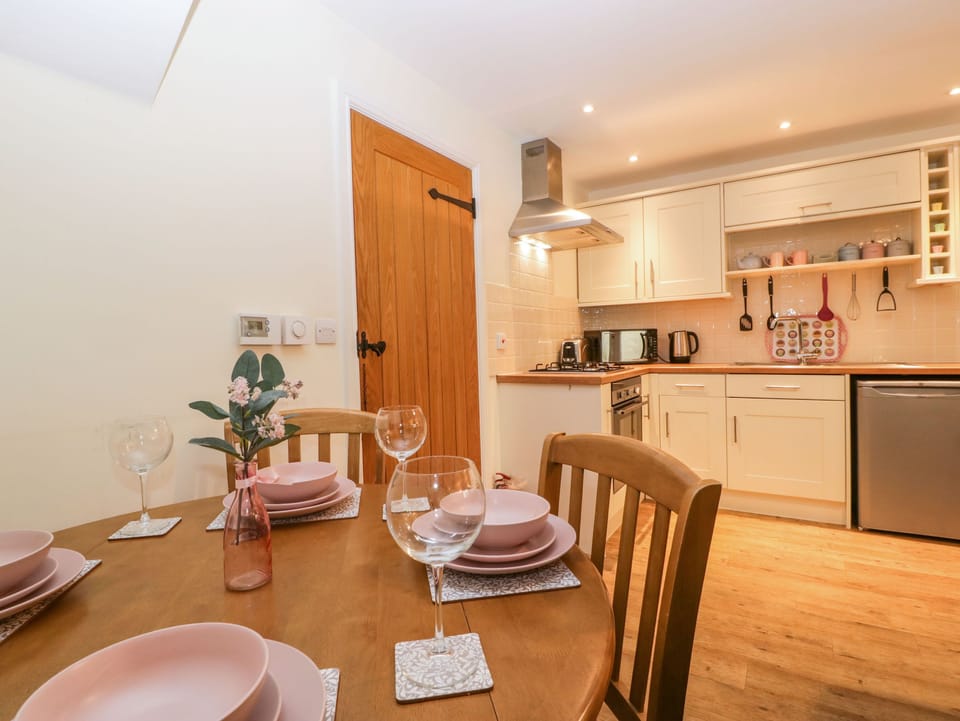 Cottage | Dining