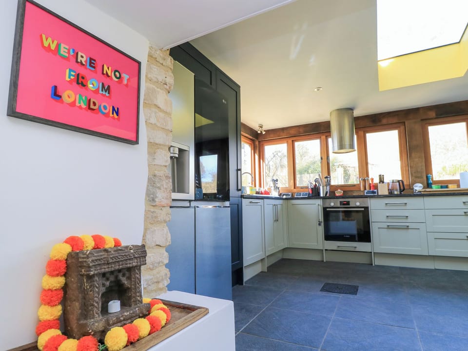 Cottage | Private kitchen | Microwave, dishwasher, highchair, cookware/dishes/utensils