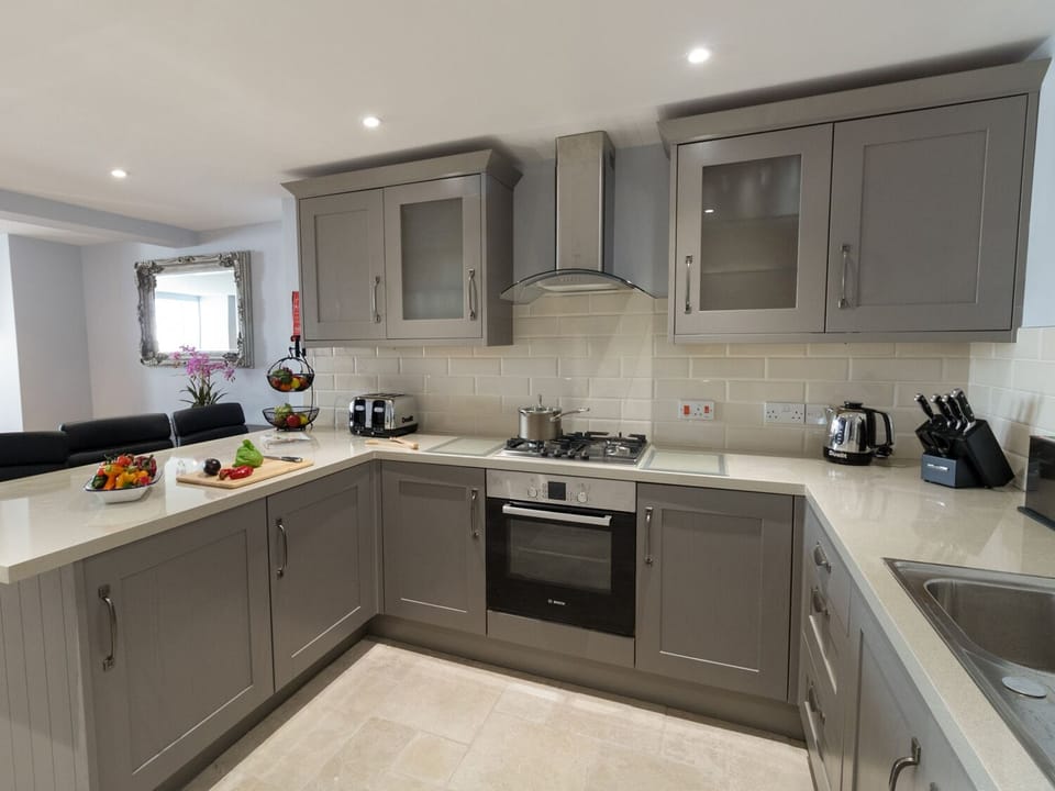 Cottage | Private kitchen | Dishwasher, highchair, cookware/dishes/utensils