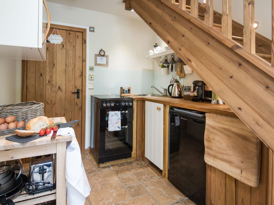 Cottage | Private kitchen | Fridge, stovetop, cookware/dishes/utensils